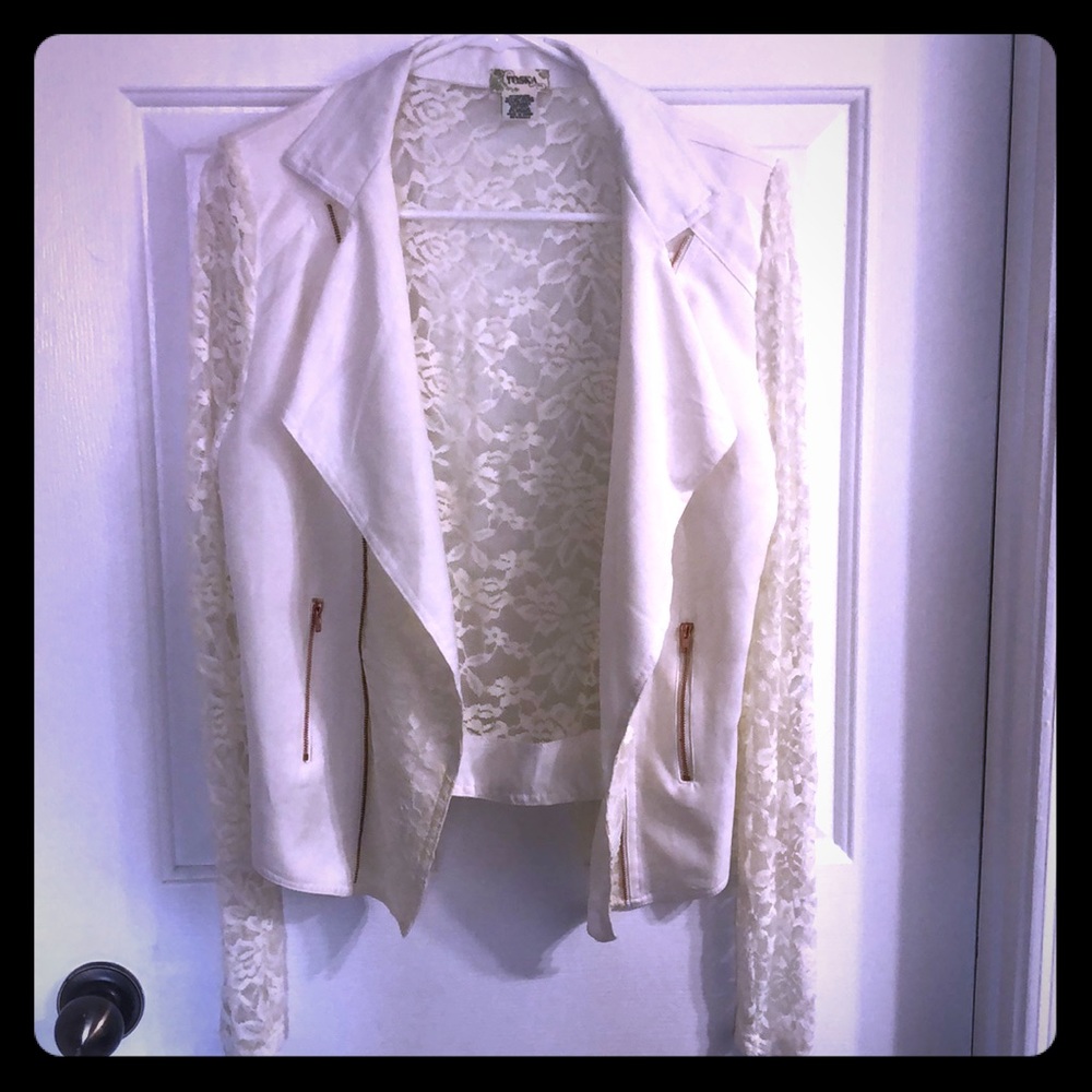 Beautiful White Lace Jacket🌸